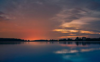 Gölün üzerinde güzel bir gün batımı