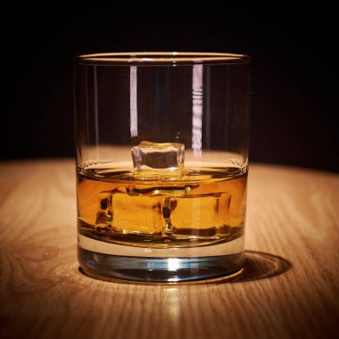 Viski bardaklar ve buzla çizilmiş.