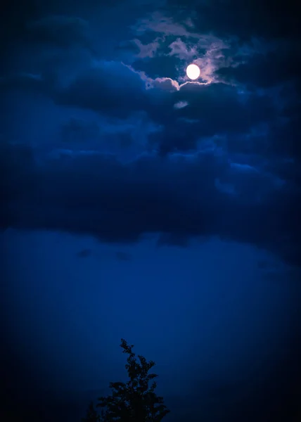 雲に包まれた美しい夜空 — ストック写真