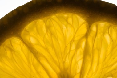 Siyah arkaplanı olan bir balkabağı dilimini kapat.