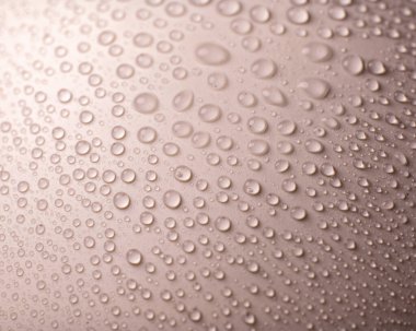 Beyaz yüzeyde su damlaları