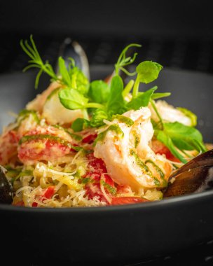 Karidesli lezzetli spagetti.