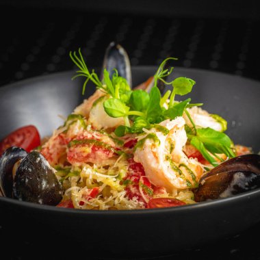 Karidesli lezzetli spagetti.