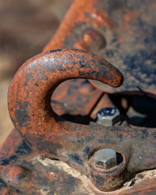 Duvarın arka planında paslı demir var.