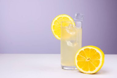 Portakal suyu damlaları beyazda izole edilmiş.