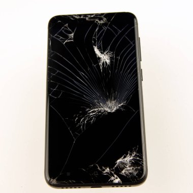 Modern dokunmatik ekran smartphone ile kırık ekran beyaz arka plan üzerinde izole.