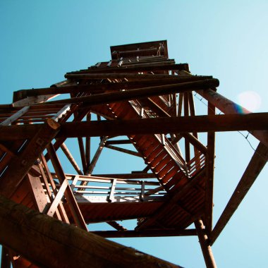 Şehir merkezinde büyük bir bina. Şehir manzarası. Seyahat fotoğrafı.