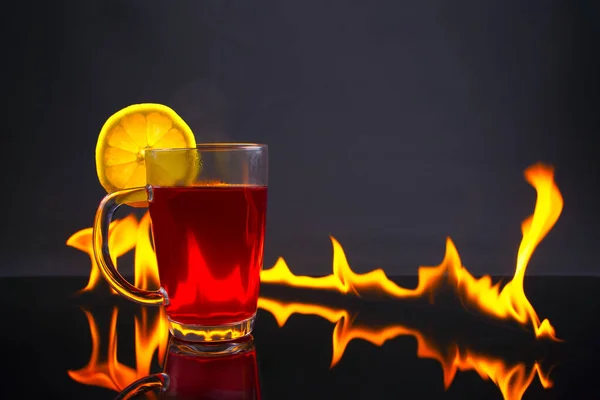 Gorąca Herbata Lub Kawa Czerwonym Kubku Ciasteczka Imbirowe Książka Szklanki — Zdjęcie stockowe