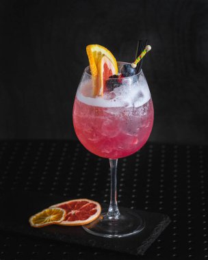 Buzlu, limonlu ve portakallı kokteyl