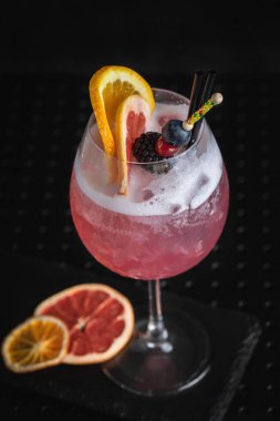 Buzlu, portakallı ve naneli kokteyl.