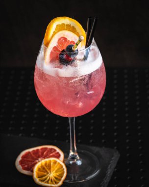 Greyfurt ve limonlu kokteyl.