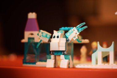 Oyuncak bir robotun ve tahta bir arka planda bir oyuncağın yakın plan çekimi.