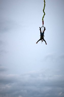 Yeşil arka planı olan yüksek açılı bir ip atlama görüntüsü.