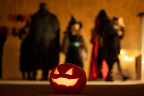 Cabeça Abóbora Halloween Com Bruxa — Fotografia de Stock