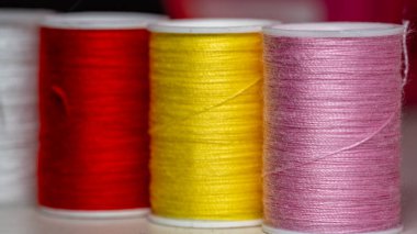 Renkli iplik ve iğne farklı renklerde. Dikiş ve dikiş işi. örgü işi.