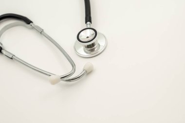 Tıbbi steteskop beyaz arkaplanda izole edildi