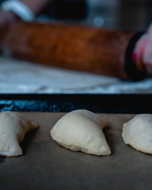 Hamur köftesi pişirme süreci. Tahtada hamur pişirmek.