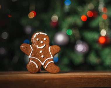 Noel ağacı zencefilli kek arka planında ışıklarla süslenmiş.