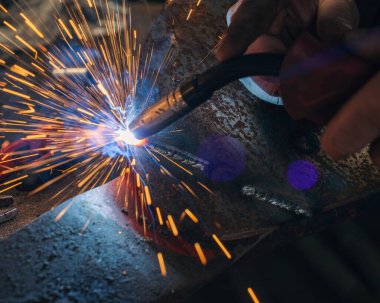 Kıvılcımlarla metal kesen kıvılcım