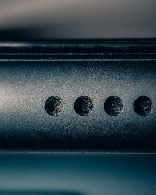 Siyah beyaz bir arabanın fotoğrafını çek.