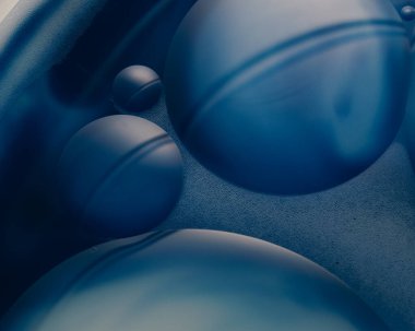 Bir arabaya yaklaş.