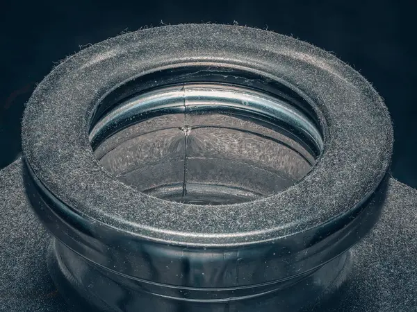 Suyun arka planındaki metal boru.
