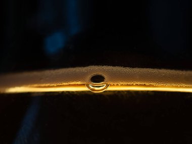 Siyah bir yüzey üzerindeki su damlacıklarının makro görüntüsü