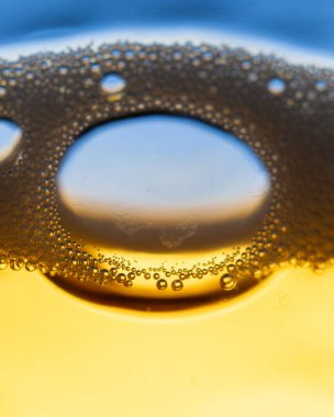 Suyun yüzeyine yağ damlası. makro fotoğrafçılık.