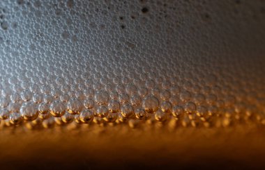 Bira baloncuklarının soyut makro fotoğrafı.