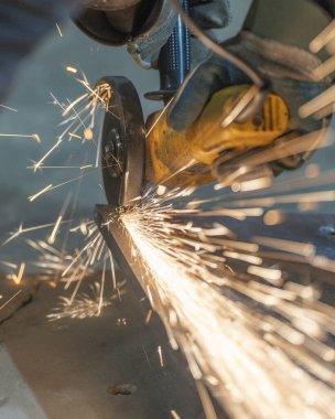 Atölyede çalışan bir adamın yakın görüntüsü.