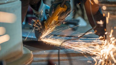 Kaynak makinesi ile kaynak metali