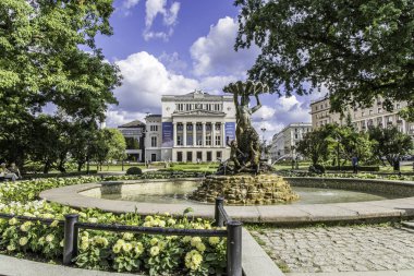 Anıtı ve parkı olan Riga Ulusal Opera Binası