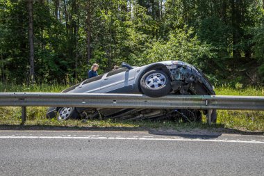 Zarasai, Litvanya - 15 Temmuz 2023 Volvo arabası yan yol bariyerine çarptı.