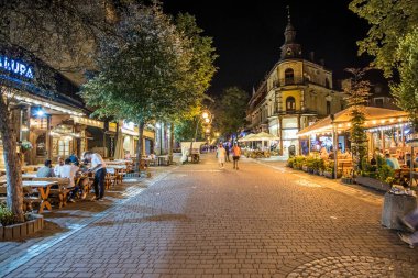 Zakopane, Poland- 16 Temmuz 2023: gece vakti Zakopane 'de ünlü Krupowki caddesi. Krupowki caddesi, merkezdeki ana alışveriş alanı ve yaya geçidi..