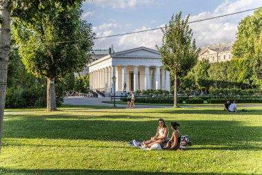 Viyana, Avusturya - 7 Temmuz 2023: Volksgarten Park 'taki Theseus tapınağı