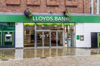 Mansfield, İngiltere - 8 Ağustos 2023: Lloyds Bankası girişi ve yağmurlu bir günde yeşil tabela