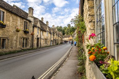 Şato Combe, İngiltere - 23 Eylül 2023: Cotswold köyündeki yazlık evler