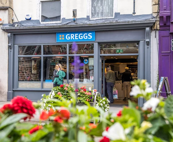 Wells August 2023 Eingang Greggs Bäckern Mit Blumen Davor — Stockfoto