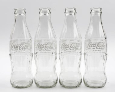 Bristol, İngiltere - 14 Ocak 2023. Karbonatlı için boş cam şişeler. Coca Cola için..