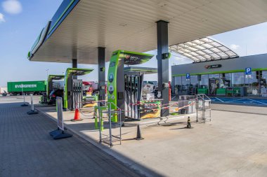 Lomza, Poland- 15 Temmuz 2023: Araba benzin istasyonuna çarpmış..