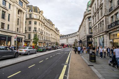 Londra, İngiltere - 14 Eylül 2023: Birçok dükkan ve insan ile dolu Regent Caddesi .