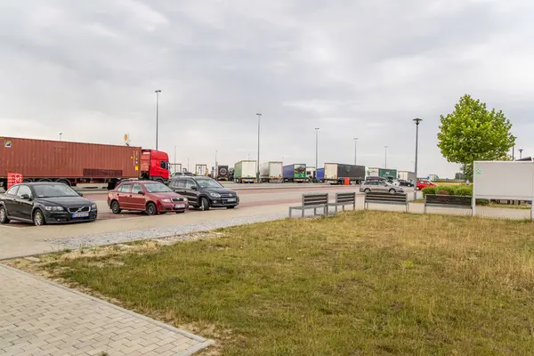ワルシャワ ポーランド 2023年7月1日 サービスステーションに駐車する車とトラック — ストック写真