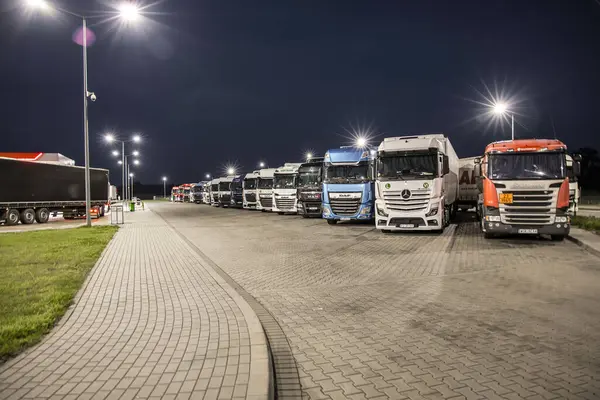 Varsavia Polonia Luglio 2023 Autocarri Camionisti Riposano Durante Notte Alla — Foto Stock