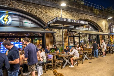 Londra, İngiltere - 14 Eylül 2023 Battersea Bira Fabrikası Batı Köyü Battersea Elektrik Santrali.