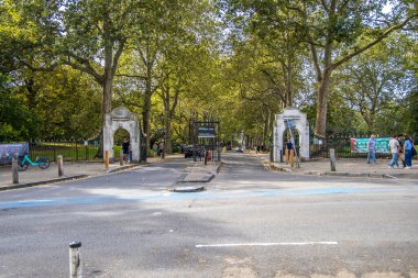 Londra, İngiltere - 14 Eylül 2023: Battersea Park ağaçları ve orman girişi.