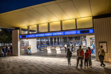Londra, İngiltere - 14 Eylül 2023: Geceleyin Battersea elektrik santraline giriş.