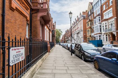 Londra, İngiltere - 14 Eylül 2023: Cadogan Meydanı tabelası. Kensington ve Chelsea 'nin lüks evleri..