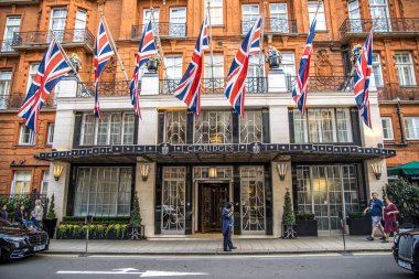 Londra, İngiltere - 14 Eylül 2023 Londra 'da 5 yıldızlı lüks bir otel Claridges Mayfair ana girişi.
