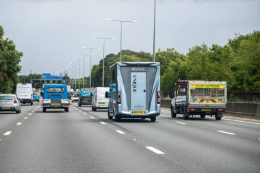 Londra, UK- 30 Haziran 2023: At arabası karavanıyla M25 otoyolunda trafik.