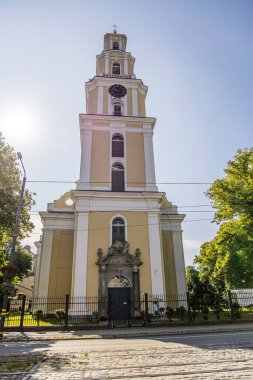 Liepaja, Letonya - 7 Temmuz 2023: Liepaja Kutsal Üçlemeci Katedrali 1742 ve 1758 yılları arasında Barok tarzında klasik özelliklerle inşa edilmiştir. Lüteryen Kilisesi